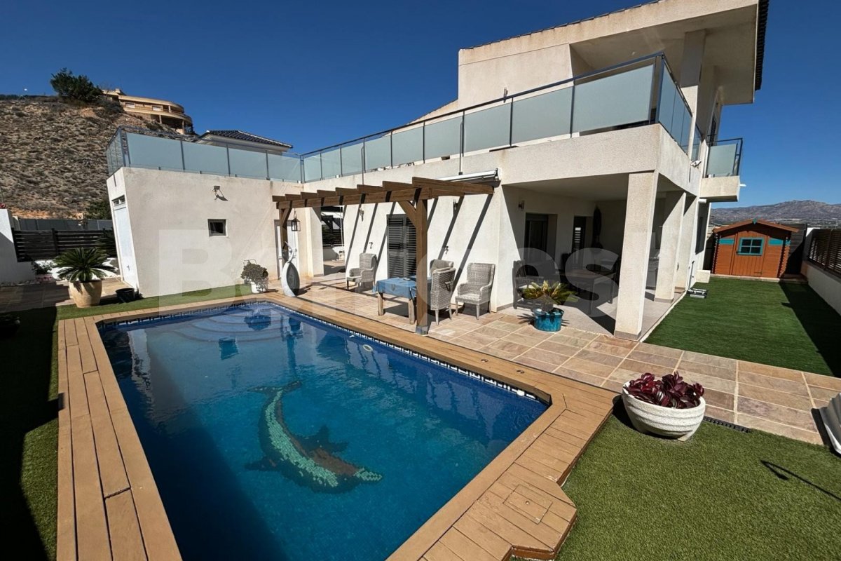 Detached House / Villa in Cox