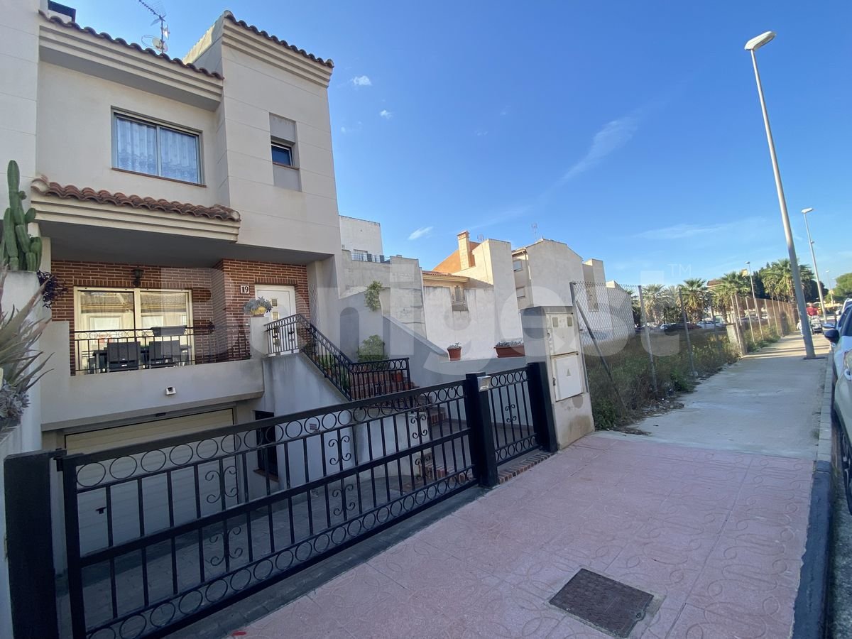 Townhouse with private garage
