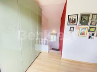 Spacious top floor studio with own entrance (8)