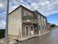 Spacious top floor studio with own entrance (12)