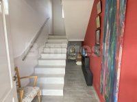 Spacious top floor studio with own entrance (3)