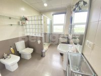 Spacious top floor studio with own entrance (4)