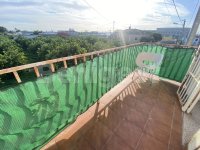 Spacious top floor studio with own entrance (10)