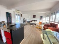 Spacious top floor studio with own entrance (7)