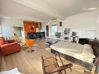 Spacious top floor studio with own entrance (0)