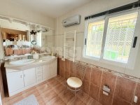 Immaculate villa with guest accomodation (19)