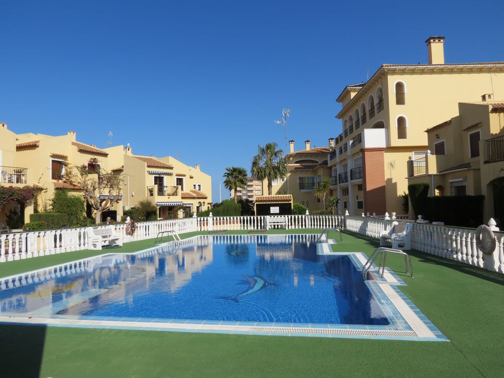 Townhouse for sale in La Zenia €129,995 (CM3900)