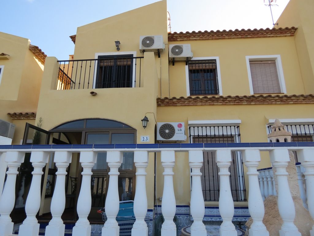 Townhouse for sale in La Zenia €129,995 (CM3900)