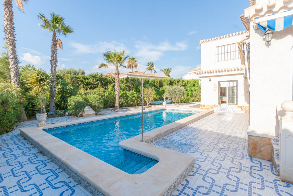 Villa for sale in Playa Flamenca €379,900 (CM4276)