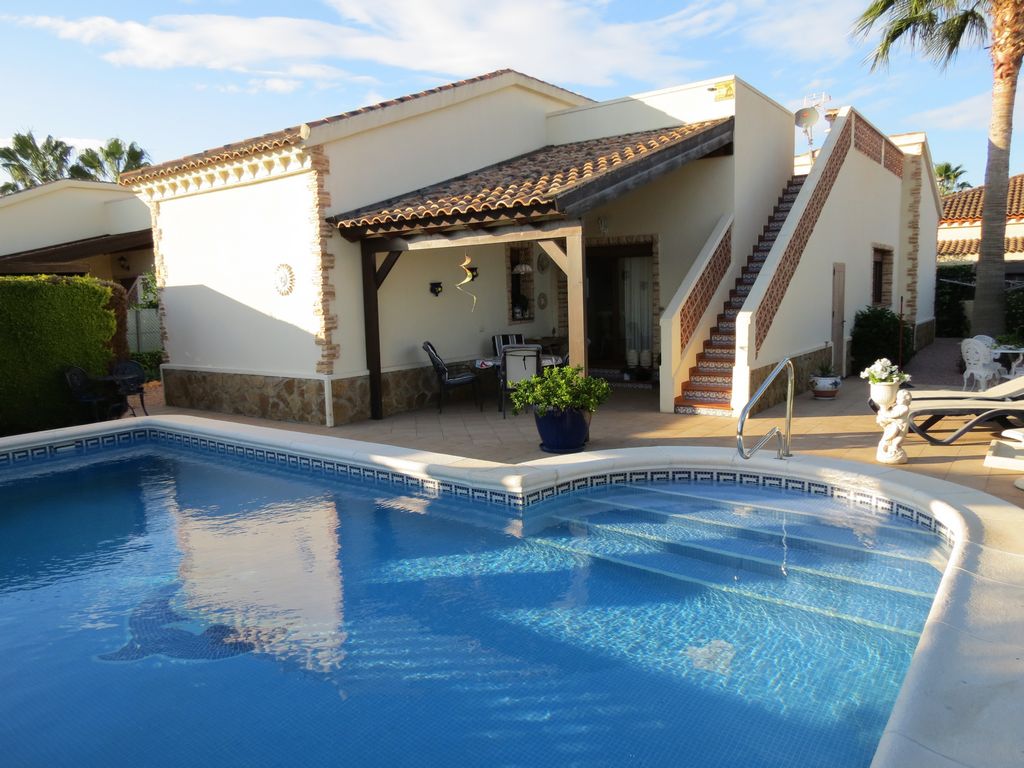 Villa for sale in Formentera Del Segura €245,000 (CM4332)