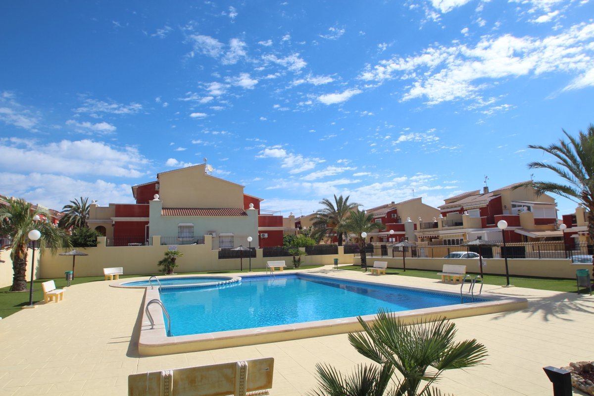Townhouse for sale in Torrevieja €135,000 (CM5477)