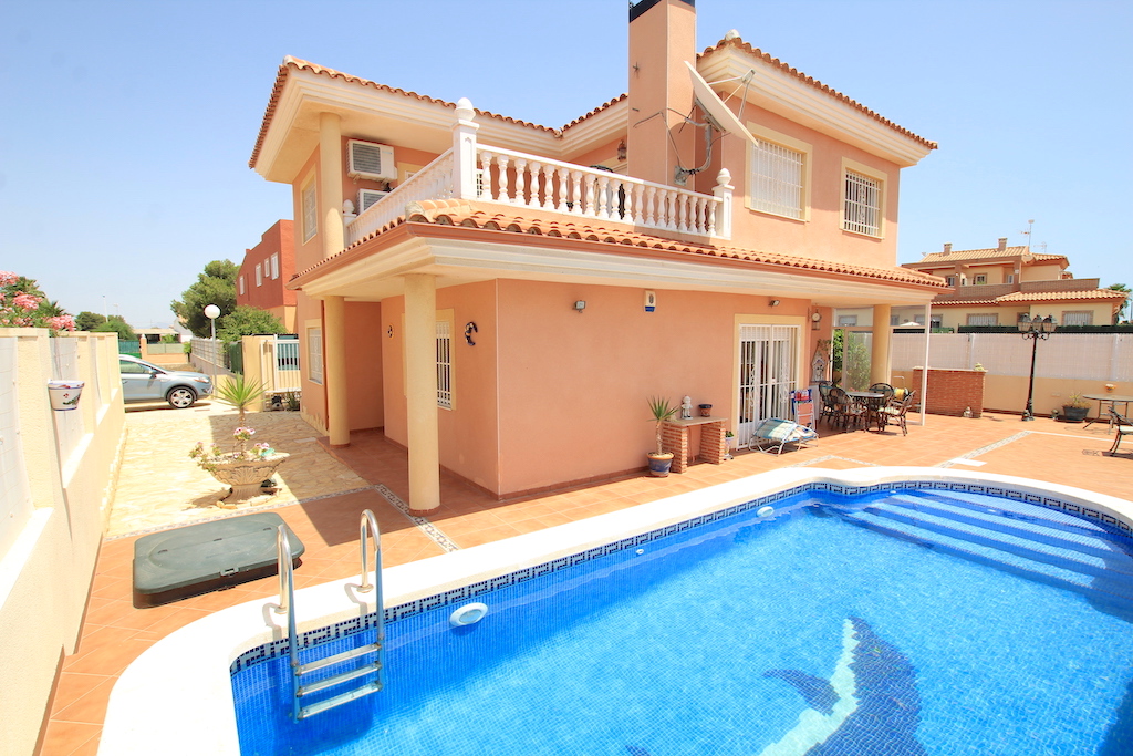 Villa for sale in Los Alcazares €199,000 (CM7178)