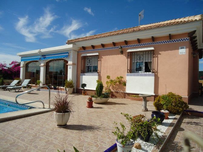 Villa for sale in Los Montesinos Urb. La Herrada €185,000 (CM3034)