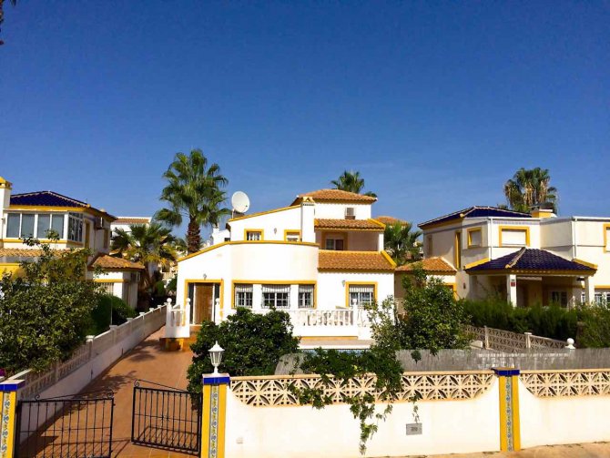Villa for sale in Playa Flamenca €250,000 (CM3830)