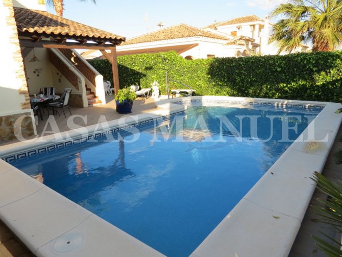 Villa for sale in Formentera Del Segura €245,000 (CM4332)
