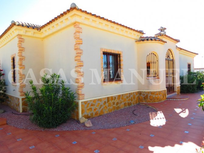 Villa for sale in Formentera Del Segura €220,000 (CM4650)