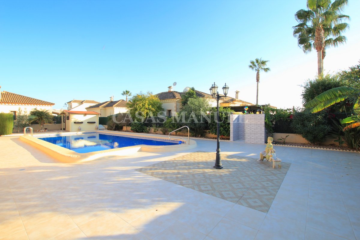 Villa for sale in Formentera Del Segura €265,000 (CM7747)