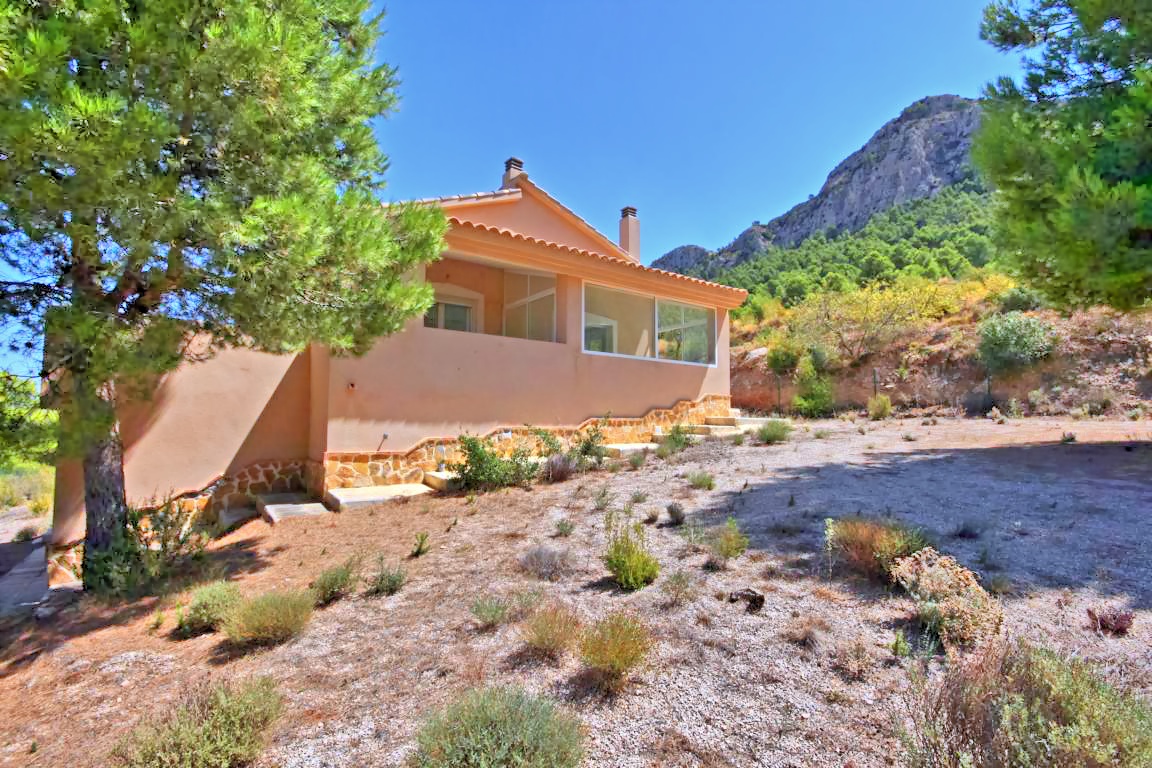 Villa for sale in La Zarza €130,000 (CF1919)