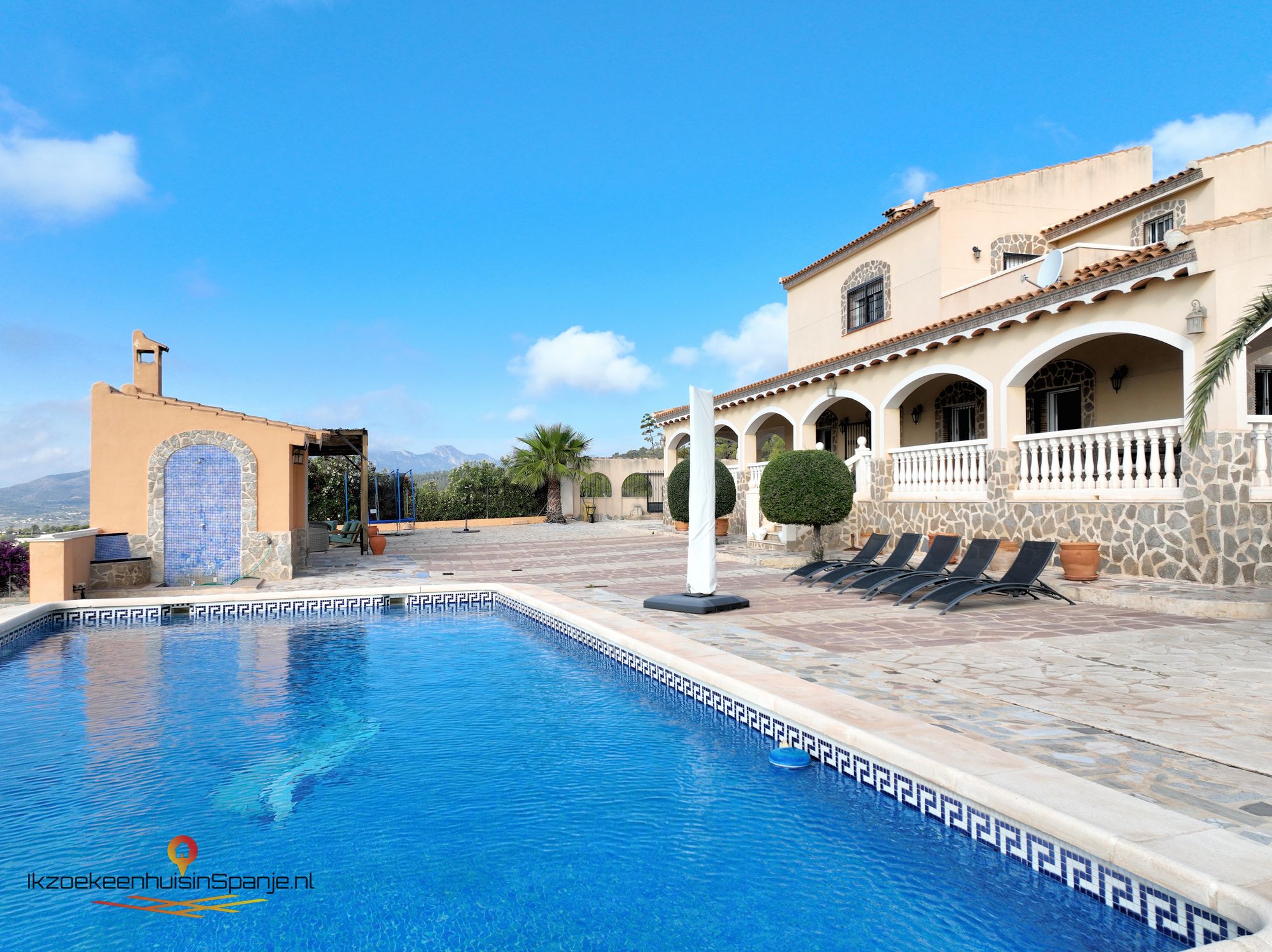 Villa for sale in Novelda €379,000 (CF2816)