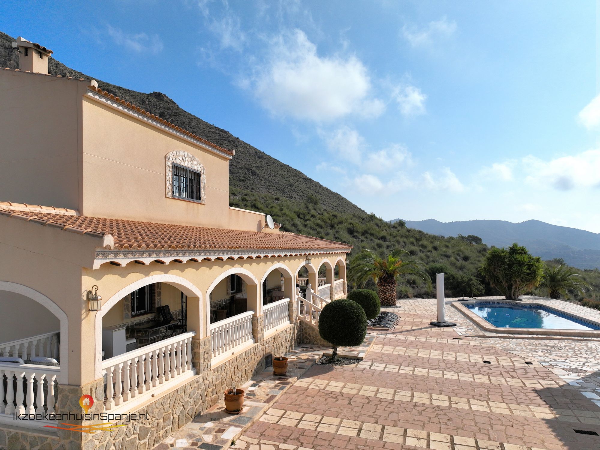 Villa for sale in Novelda €379,000 (CF2816)