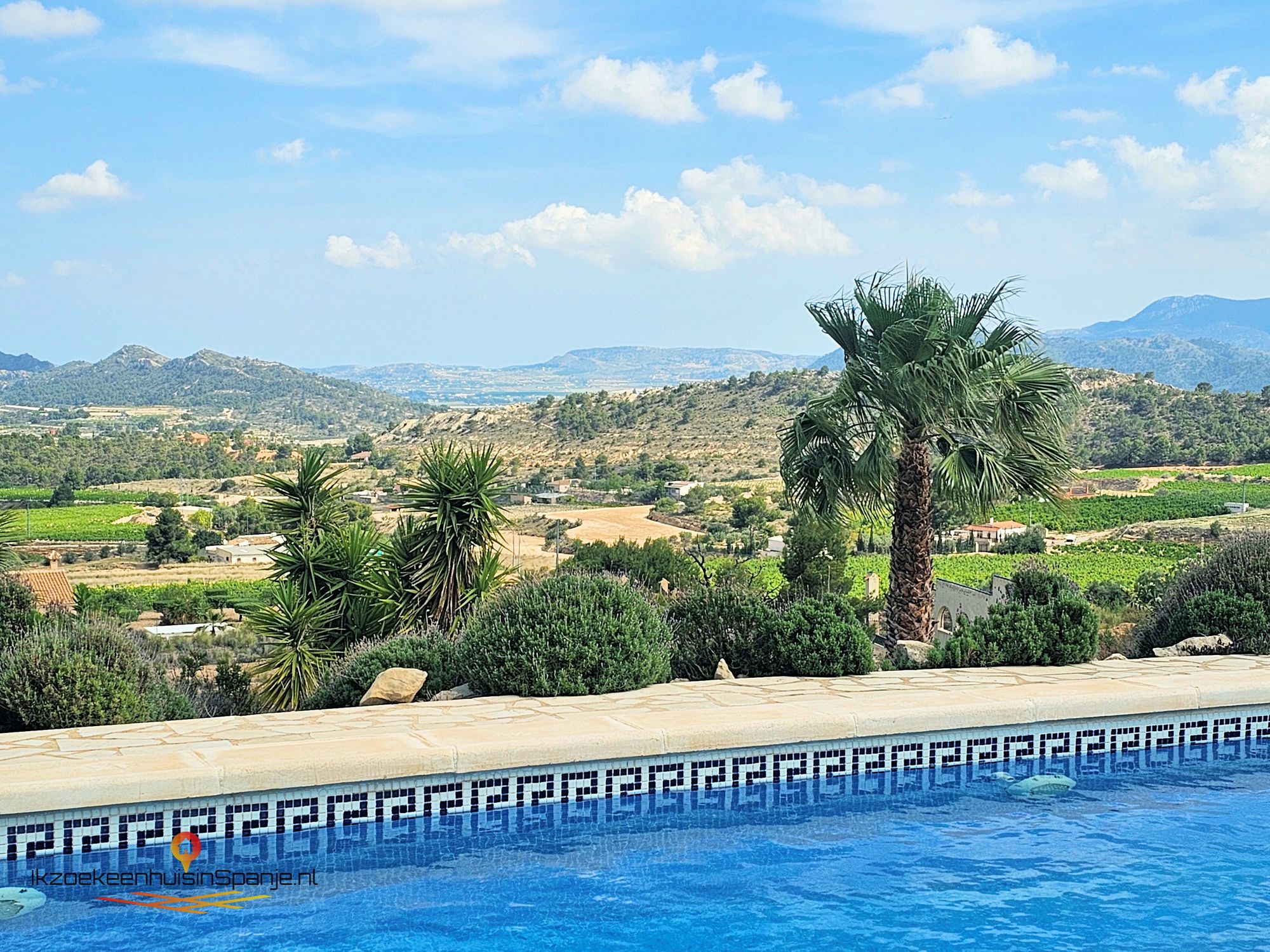 Villa for sale in Novelda €379,000 (CF2816)