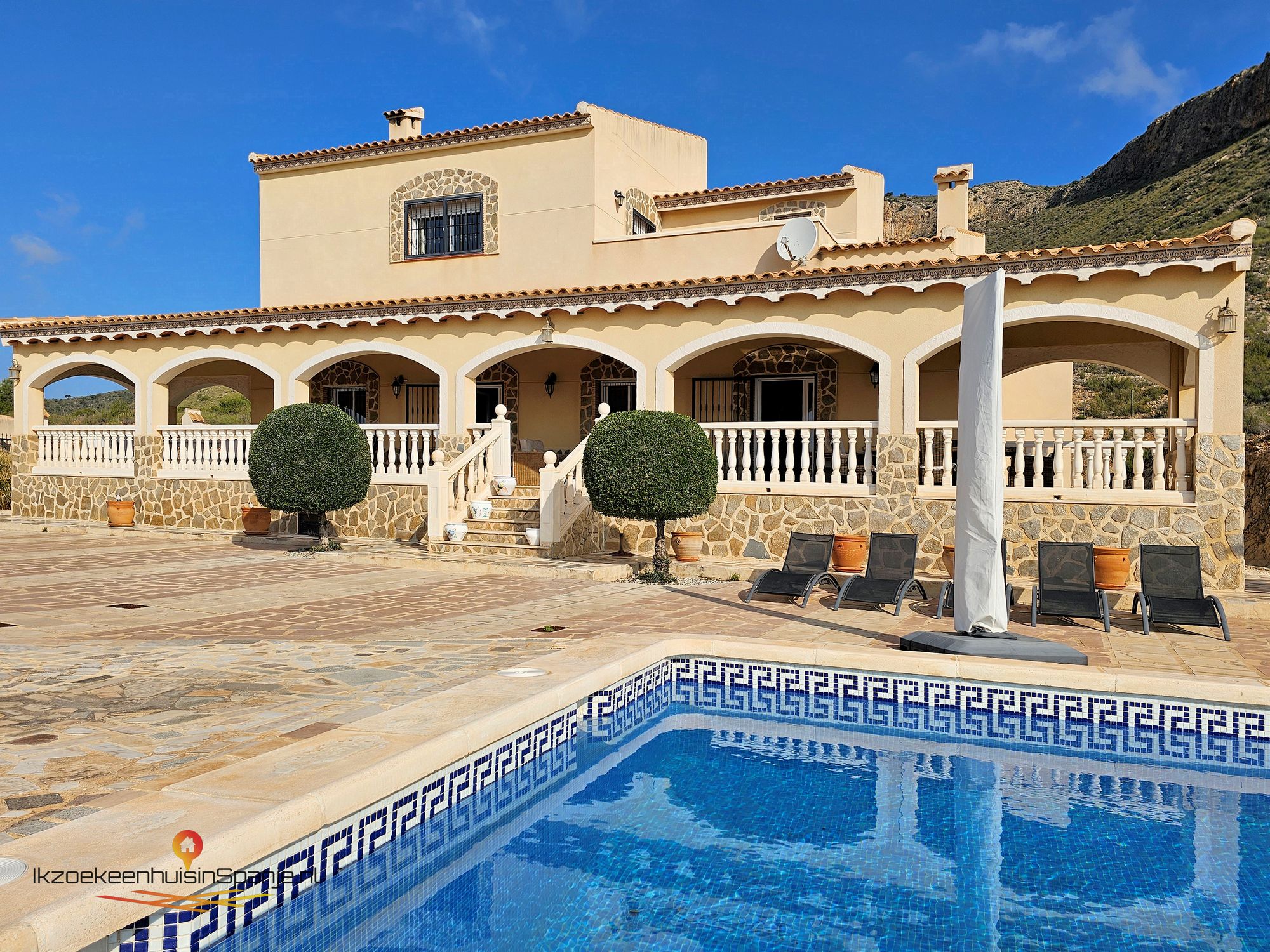 Villa for sale in Novelda €379,000 (CF2816)