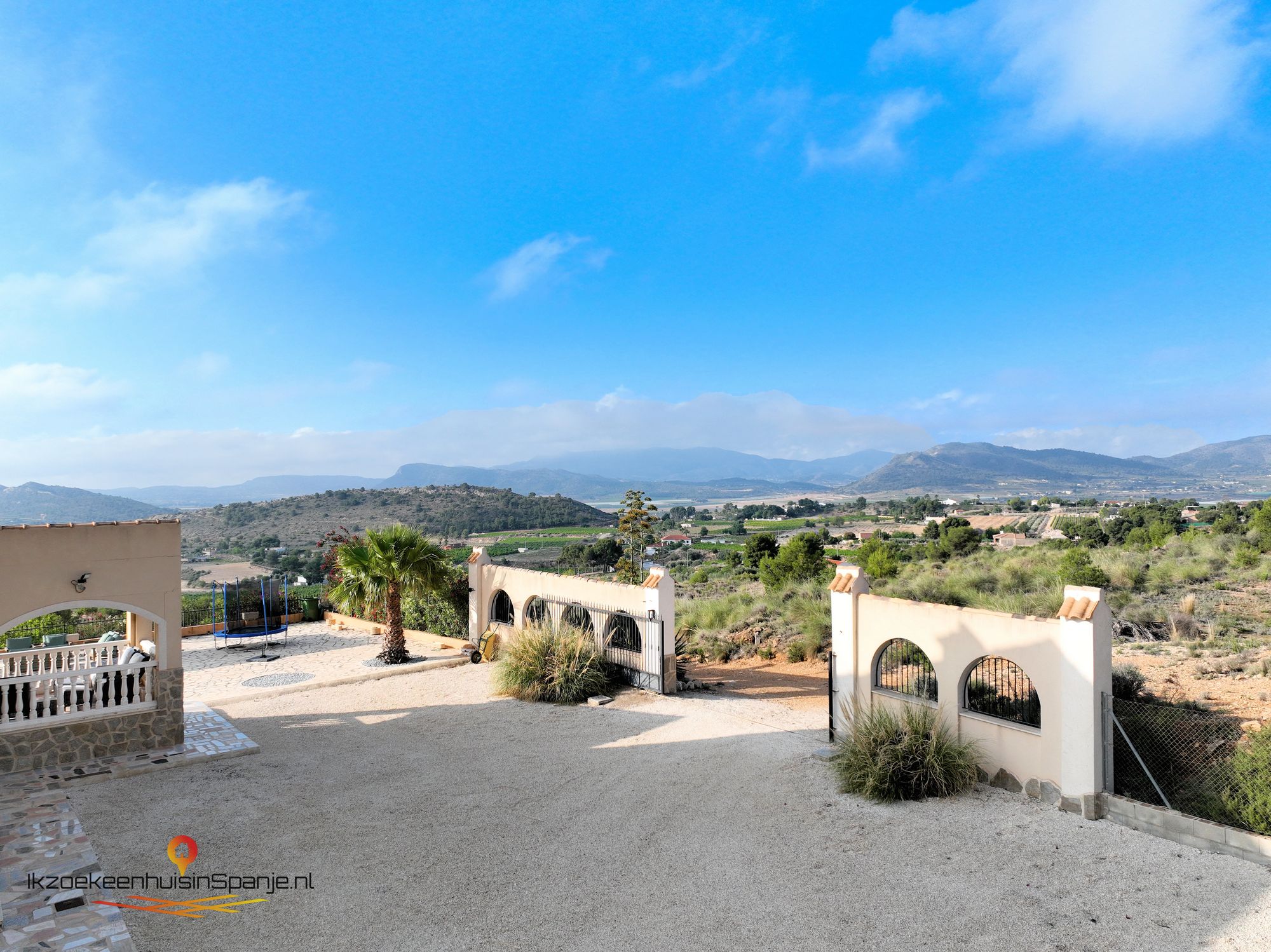 Villa for sale in Novelda €379,000 (CF2816)