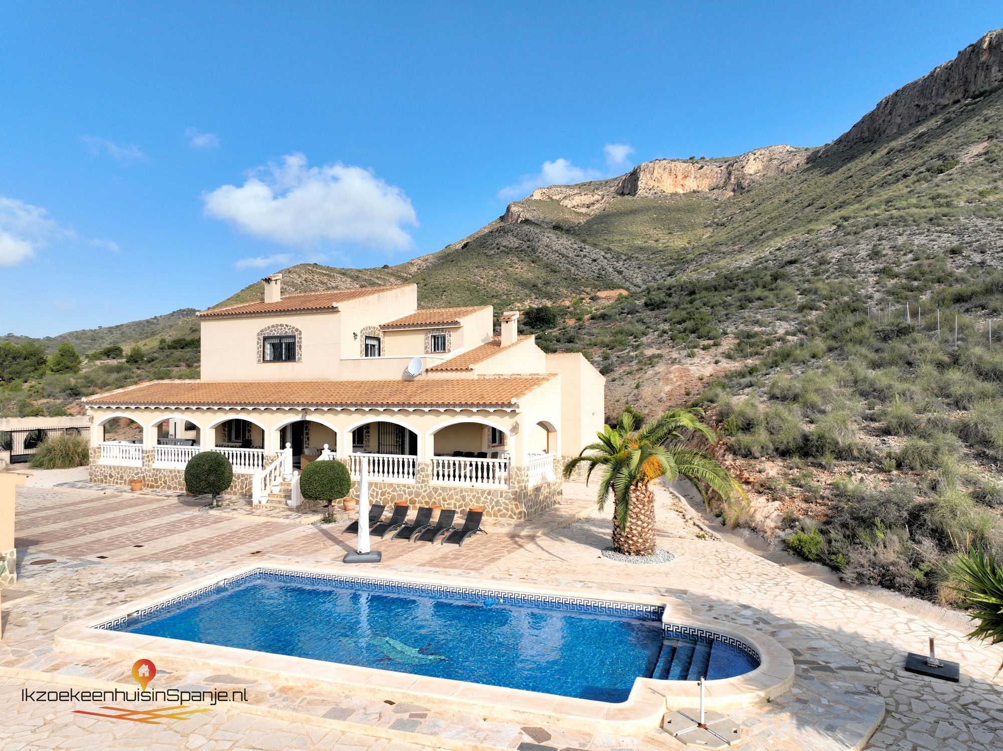 Villa for sale in Novelda €379,000 (CF2816)