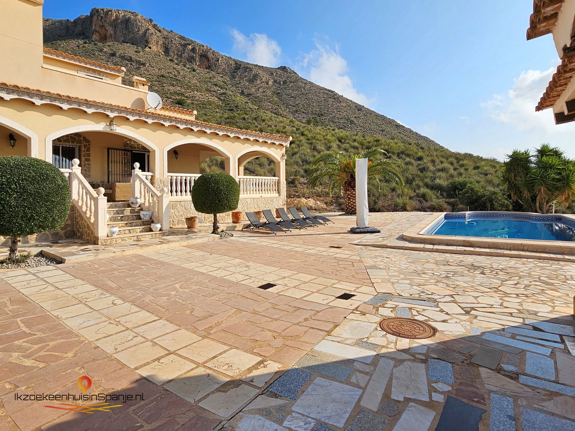Villa for sale in Novelda €379,000 (CF2816)