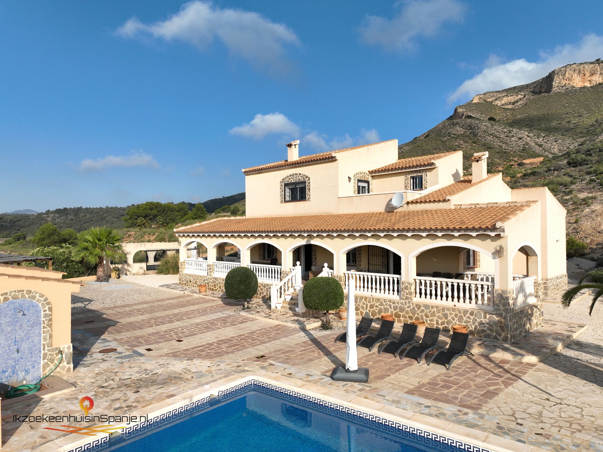 Villa for sale in Novelda €379,000 (CF2816)