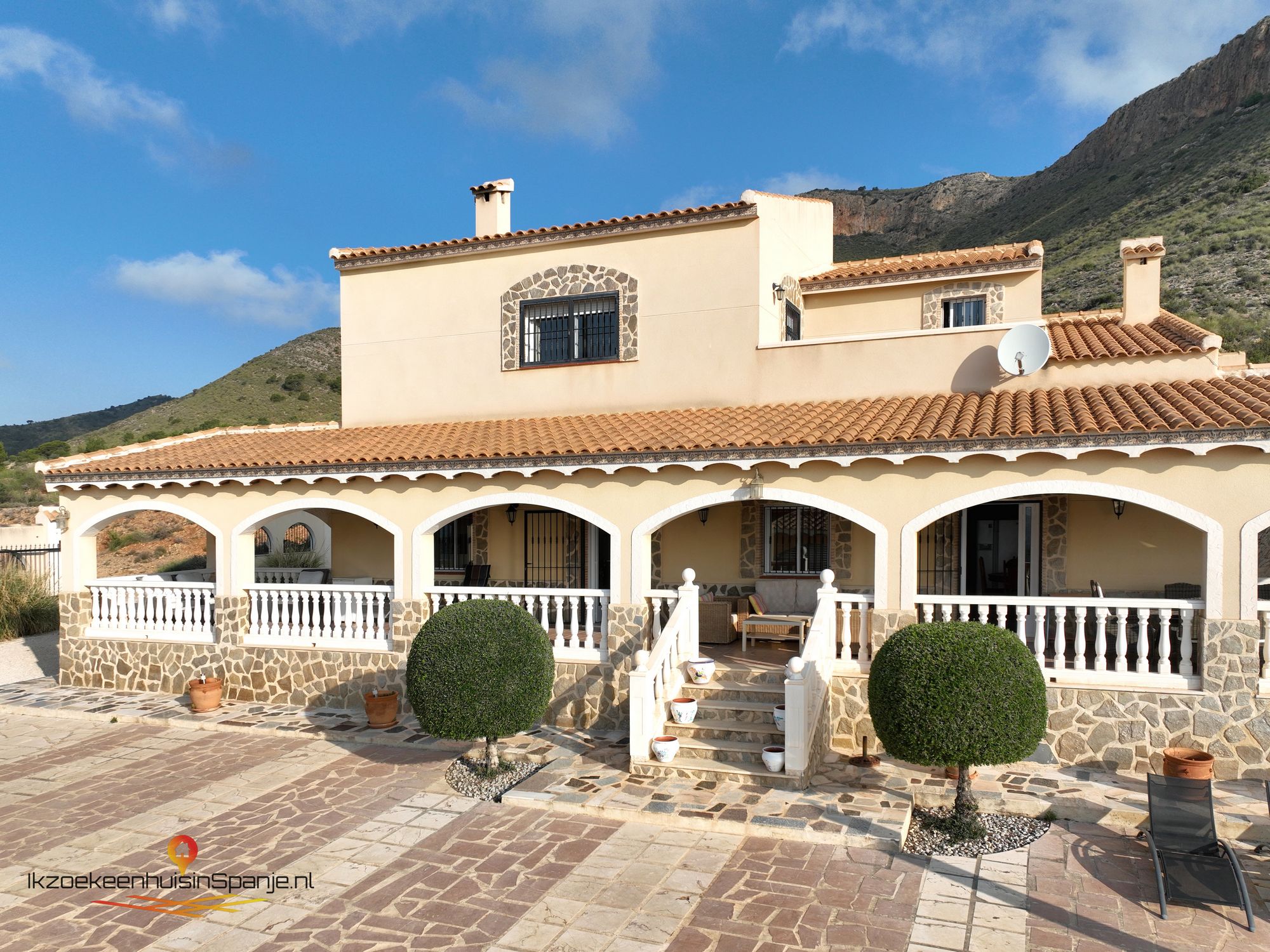 Villa for sale in Novelda €379,000 (CF2816)