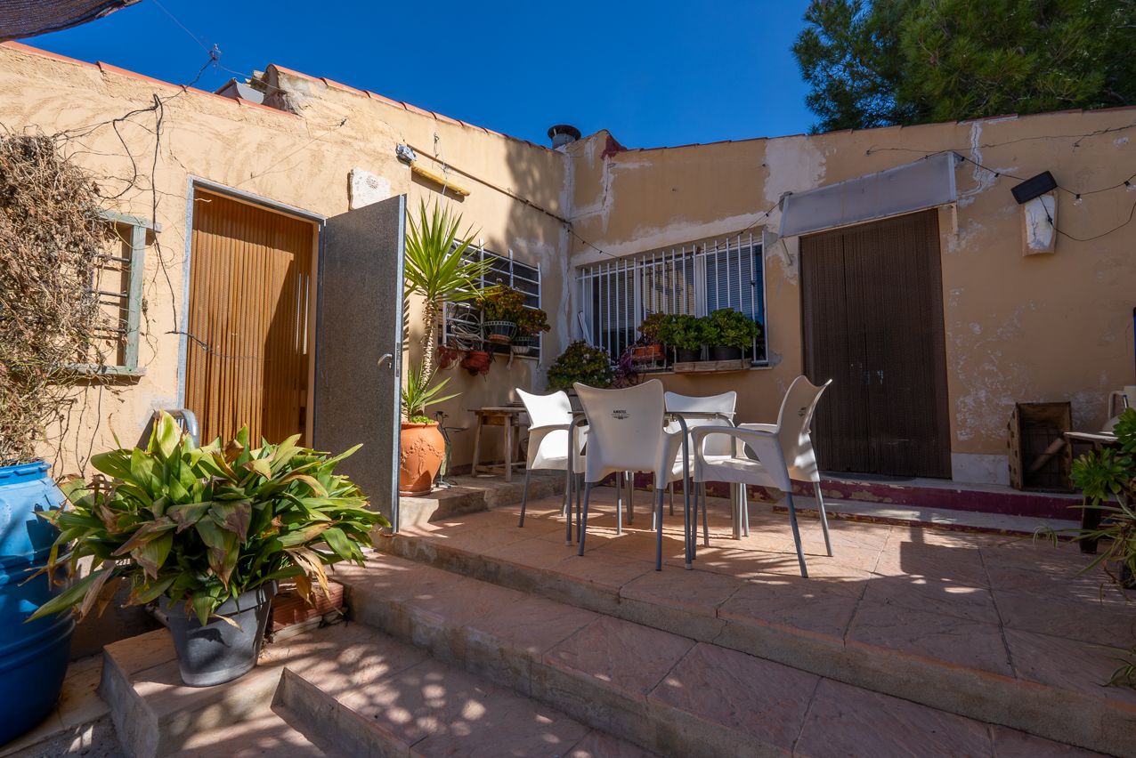 House in Carche - view 1