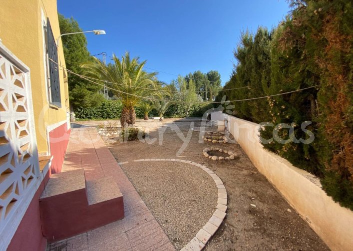 Country House for sale in Sax €150,000 (CF2754)