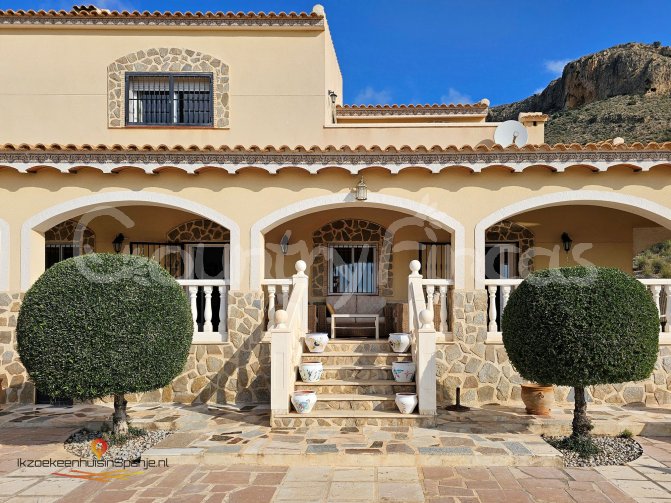 Villa for sale in Novelda €379,000 (CF2816)