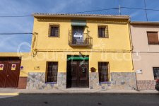 Beautiful Traditional Town House w/ Garden and Casita