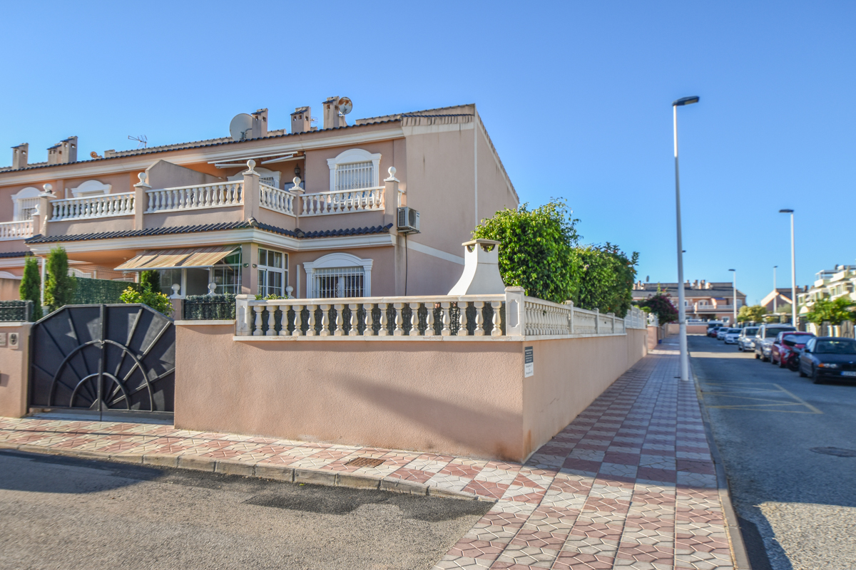 Townhouse for sale in Puerto Marino, Gran Alacant, Spain €186,000