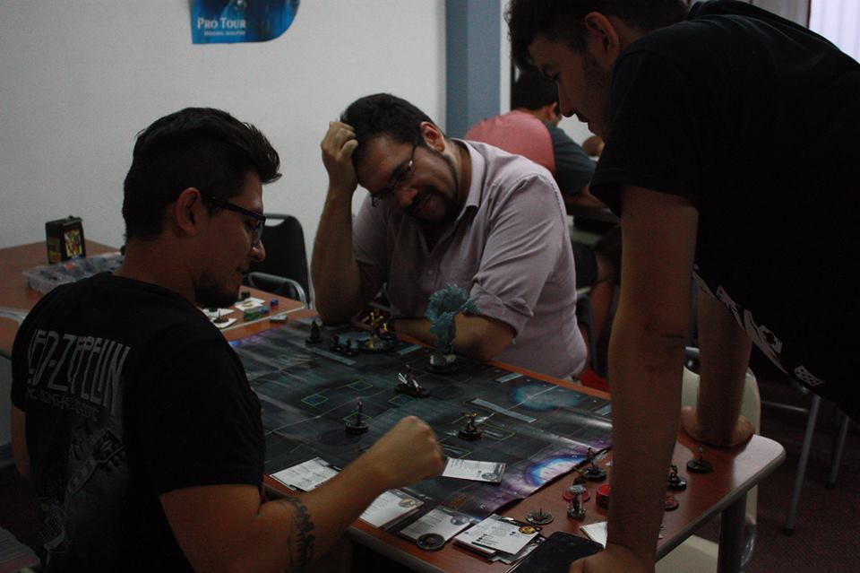 ClixMen-mano-en-cabeza