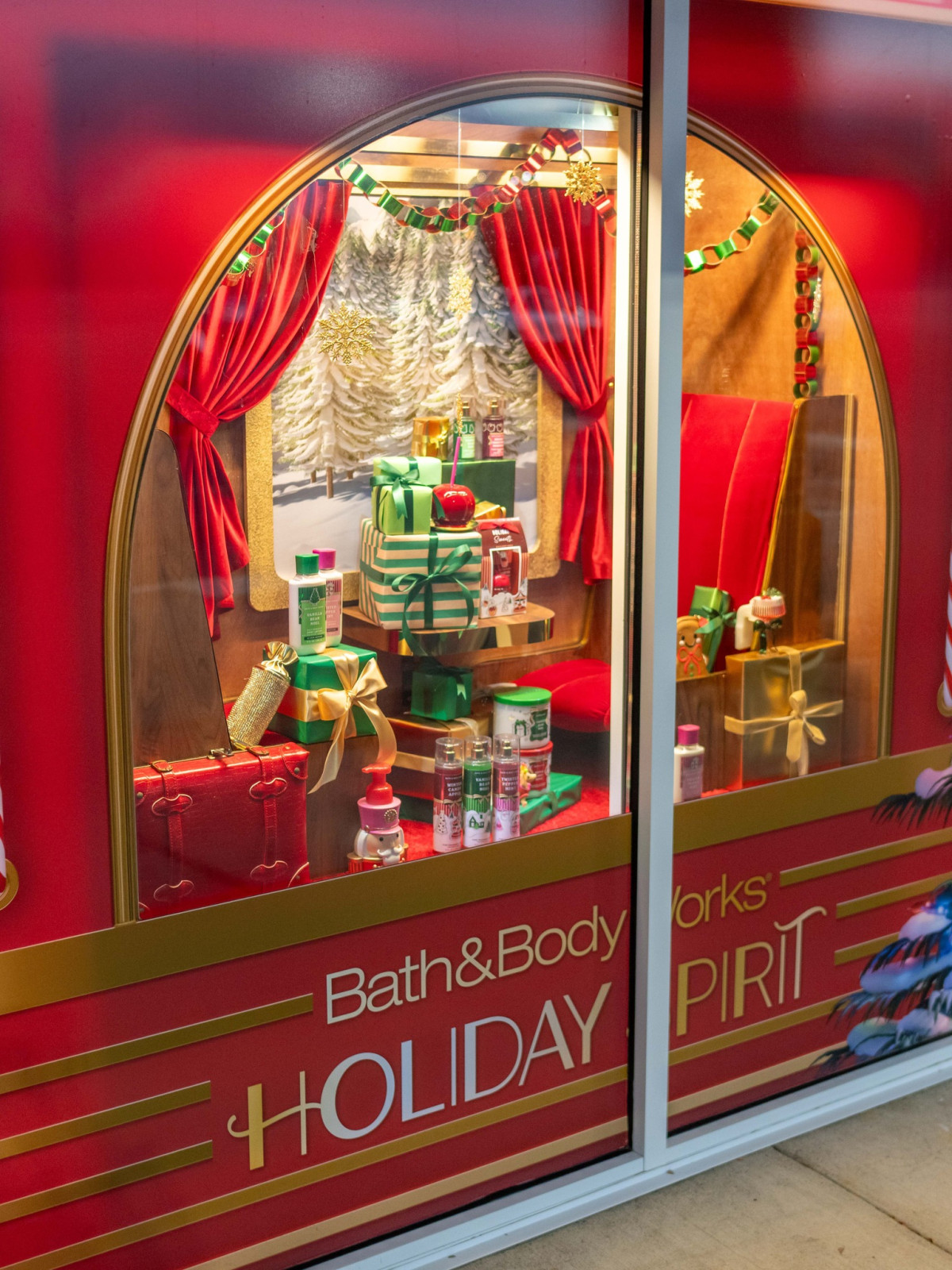 Wrap Up the Year with Holiday Cheer! 🎁