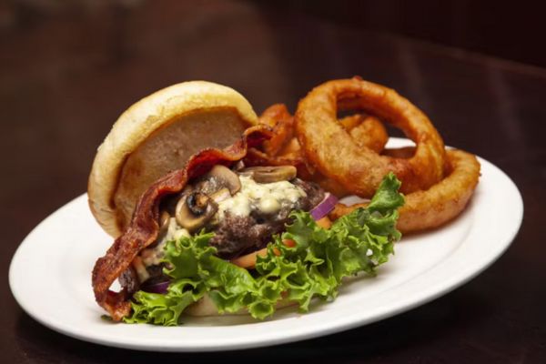 Buglin' Bull Restaurant and Sports Bar