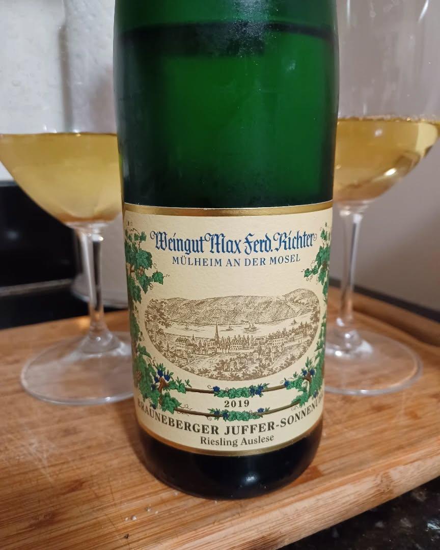 19 Max Ferd Richter Brauneberger Juffer-Sonnenuhr Auslese (95 Points) Beautifully pure, pungent, musky apricot botrytis. Creamy nectarine with lime oil, unsweetened whipped cream, vineyard peach, with hints of lavender, lic