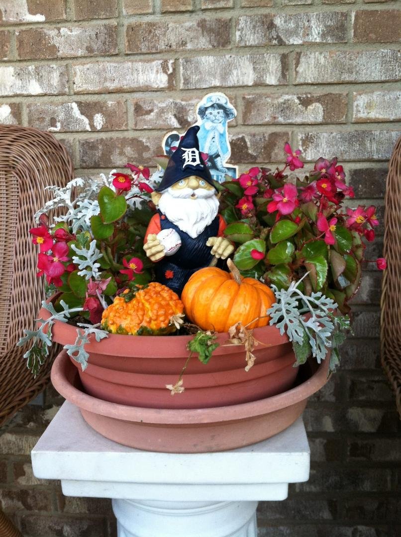 Here's my Tiger spirit for the fall season. I love the little gnome Tamika gave me for my birthday....maybe a Santa suit for the winter?