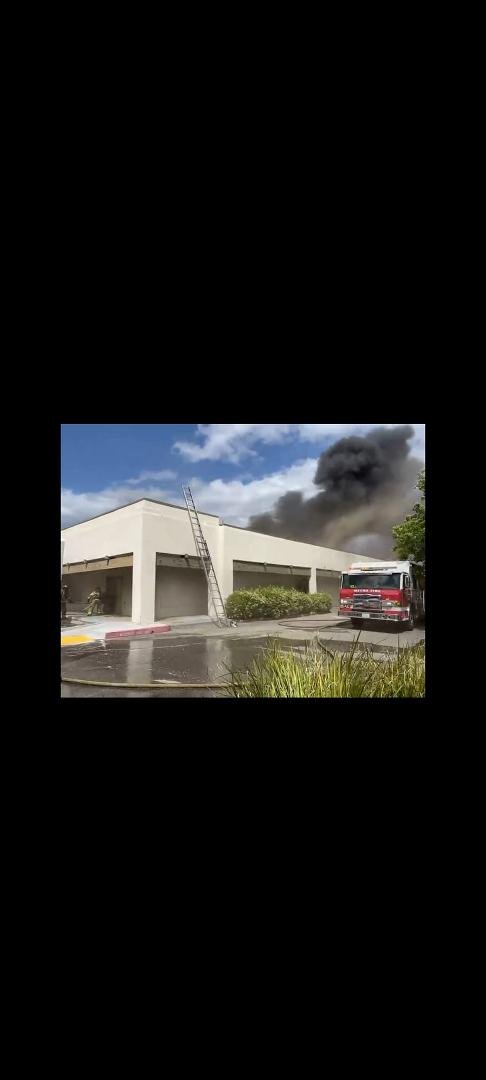 Jerry McClendon
Hope I do this right.
Don't know if you heard but do you know this building?
The old
Nashville West bar and cardroom.
Haven't been by there today but the building was burning like crazy.
Lots of good m