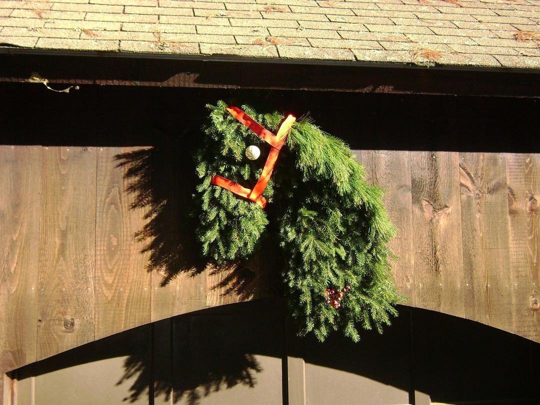 New twist on the traditional Christmas wreath - still based in some Machholz instruction.