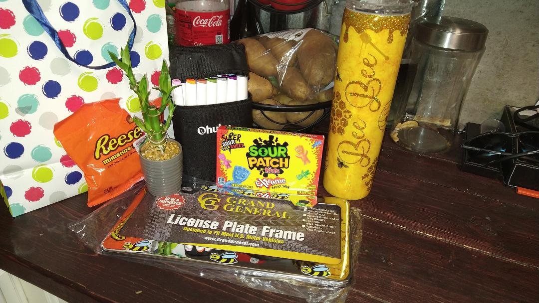 A few early birthday gifts from my hubby 🥰🥰 ( yes the cup was from him I just got it way earlier)
I have a few more gifts I get tomorrow in the mail 🥰🥰