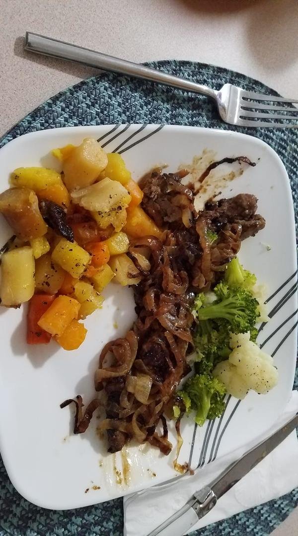 Liver and onions, rainbow carrots, cauliflower and broccoli for lunch. Soooooo good. Yum yum!!!!