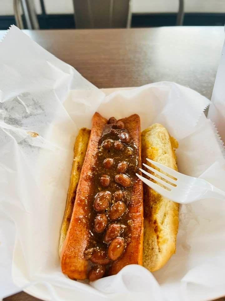 Come on ByPass Deli. What’s this? The cleanest chili dog ever. Like they were afraid to put some chili on this. You always do me right but this is just takes the cake. And you gave me no utensils.
#Bypassdeli