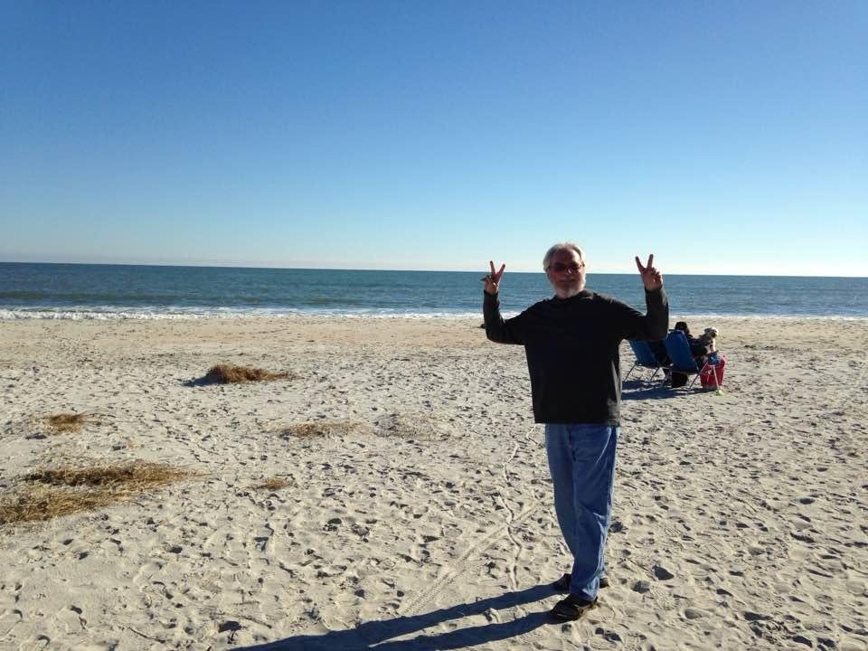 Charlie is happy on the beach 😜🚴🏼🏊🏼🎣🍺