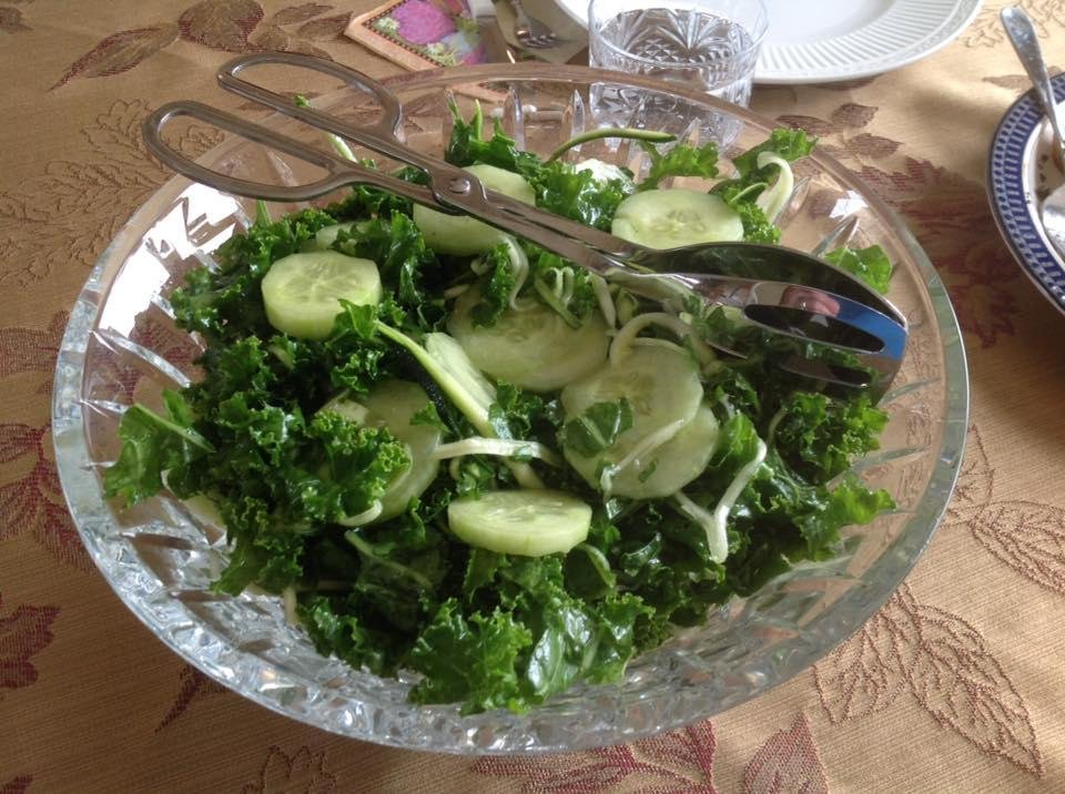 Kale salad with cucumber and zucchini