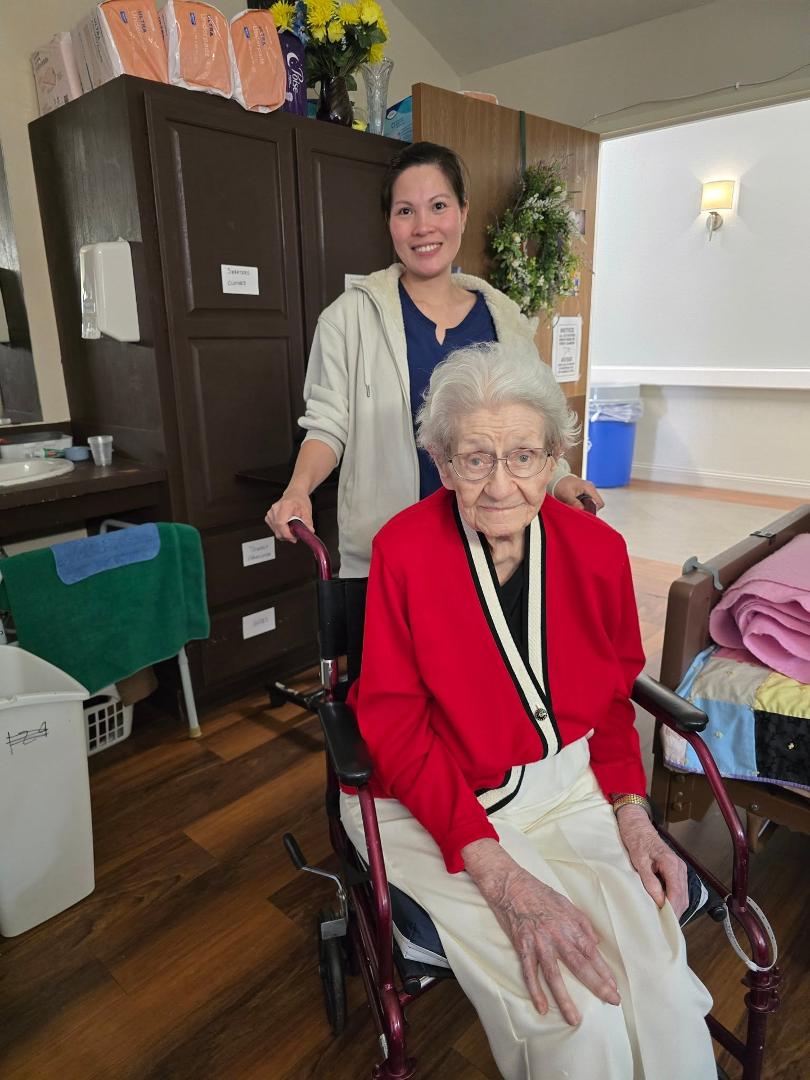 Lois returning to her room at GracyWoods2 after a big lunch. The CNAs who are caring for her are already expressing how much they love her after less than a week in her new home!😃 No great surprise there!