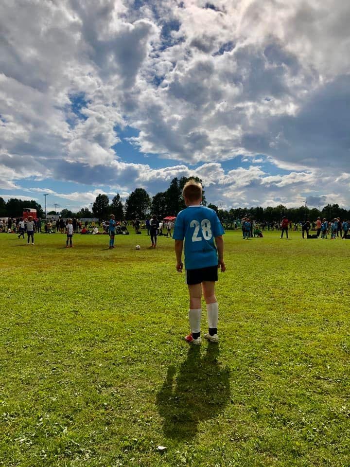 Mye bra spill på siste av tre Norwaycup dager for Vetle sitt lag. De ledet 2-0 i første kamp..men endte dessverre 2-3
Siste kamp derimot var en jevn match der de dro i land seieren 3-2😊